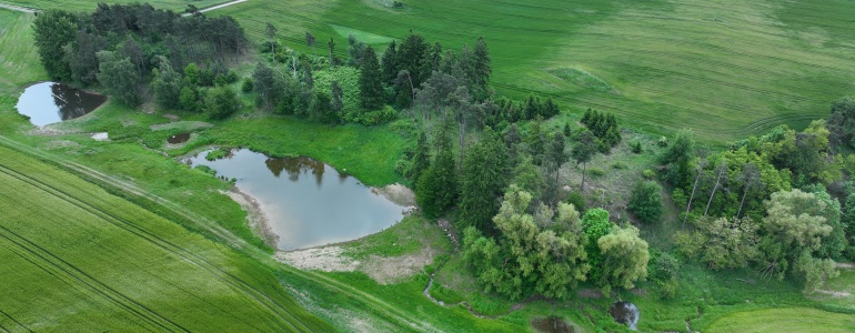 Letecký pohled na Mokřady u obce Labloňov.