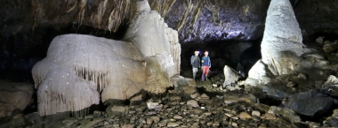 Pohled do jeskyně v Moravském krasu.