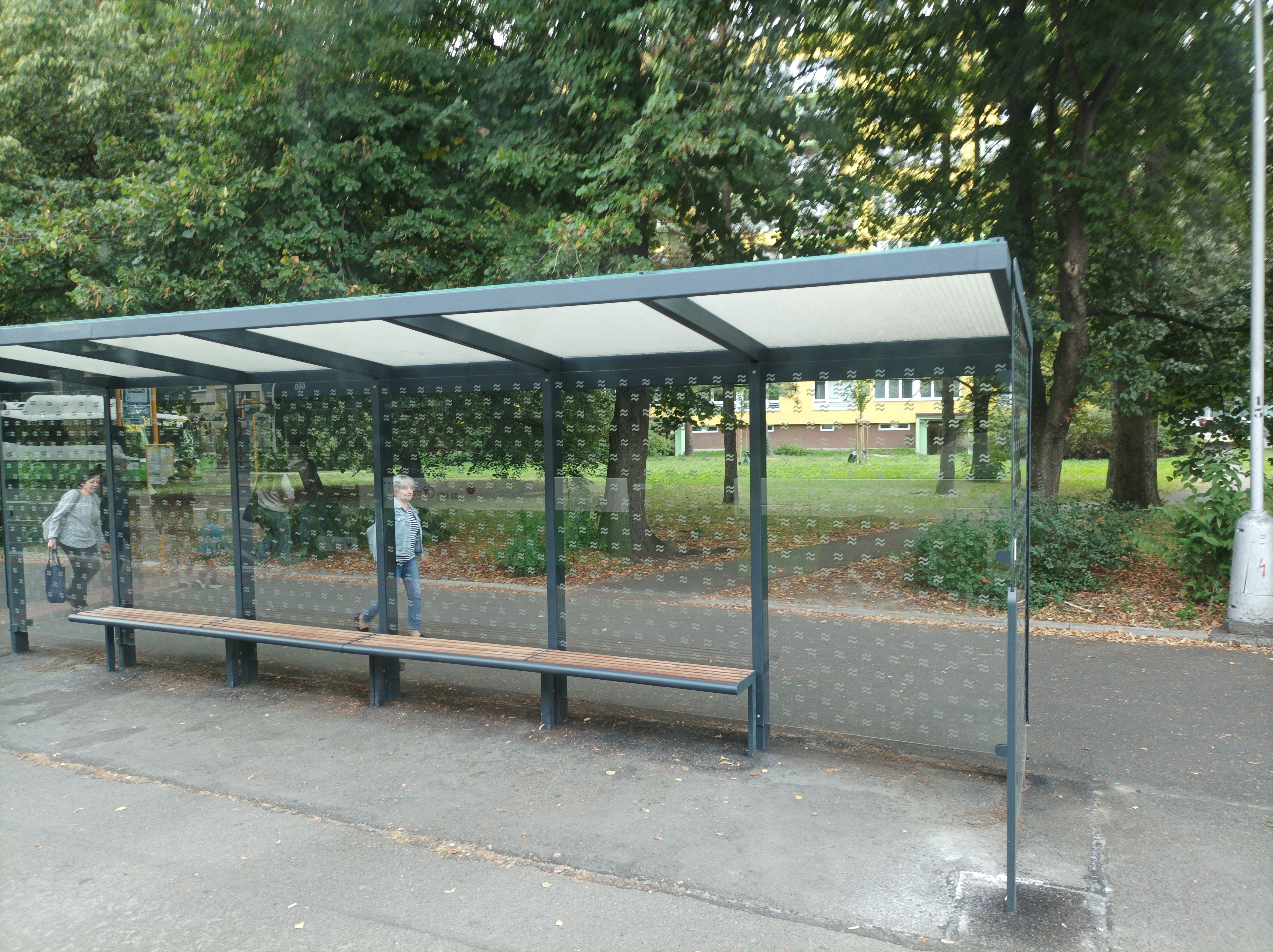 zabezpečená prosklenná zastávka