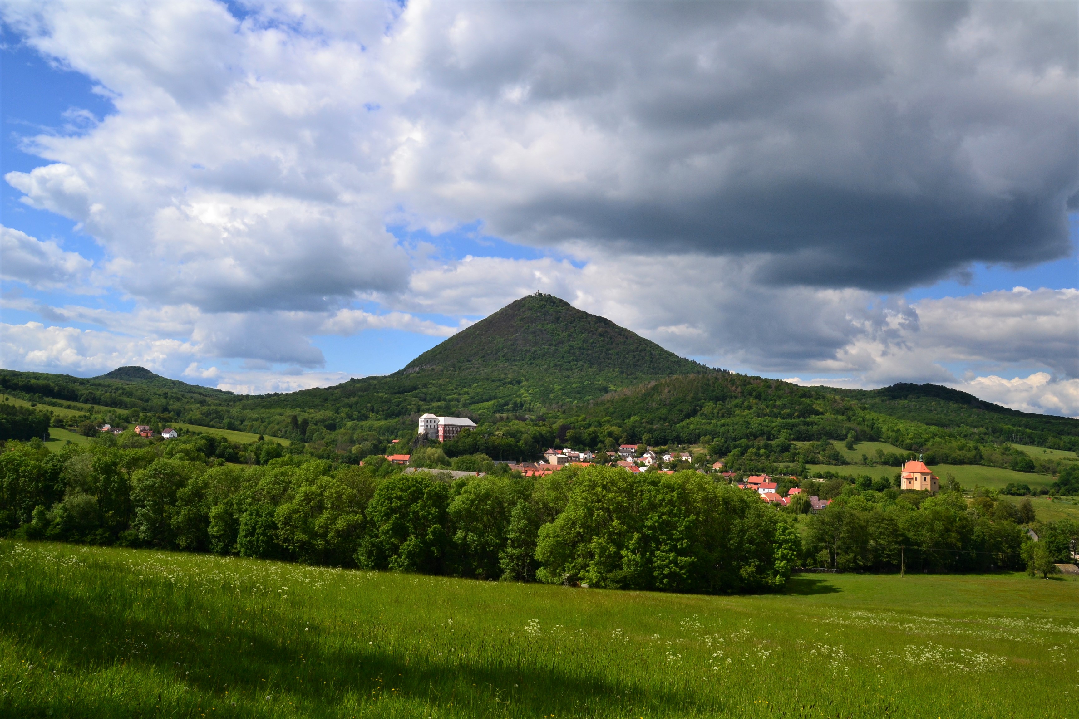 Pohled na Milešovku.