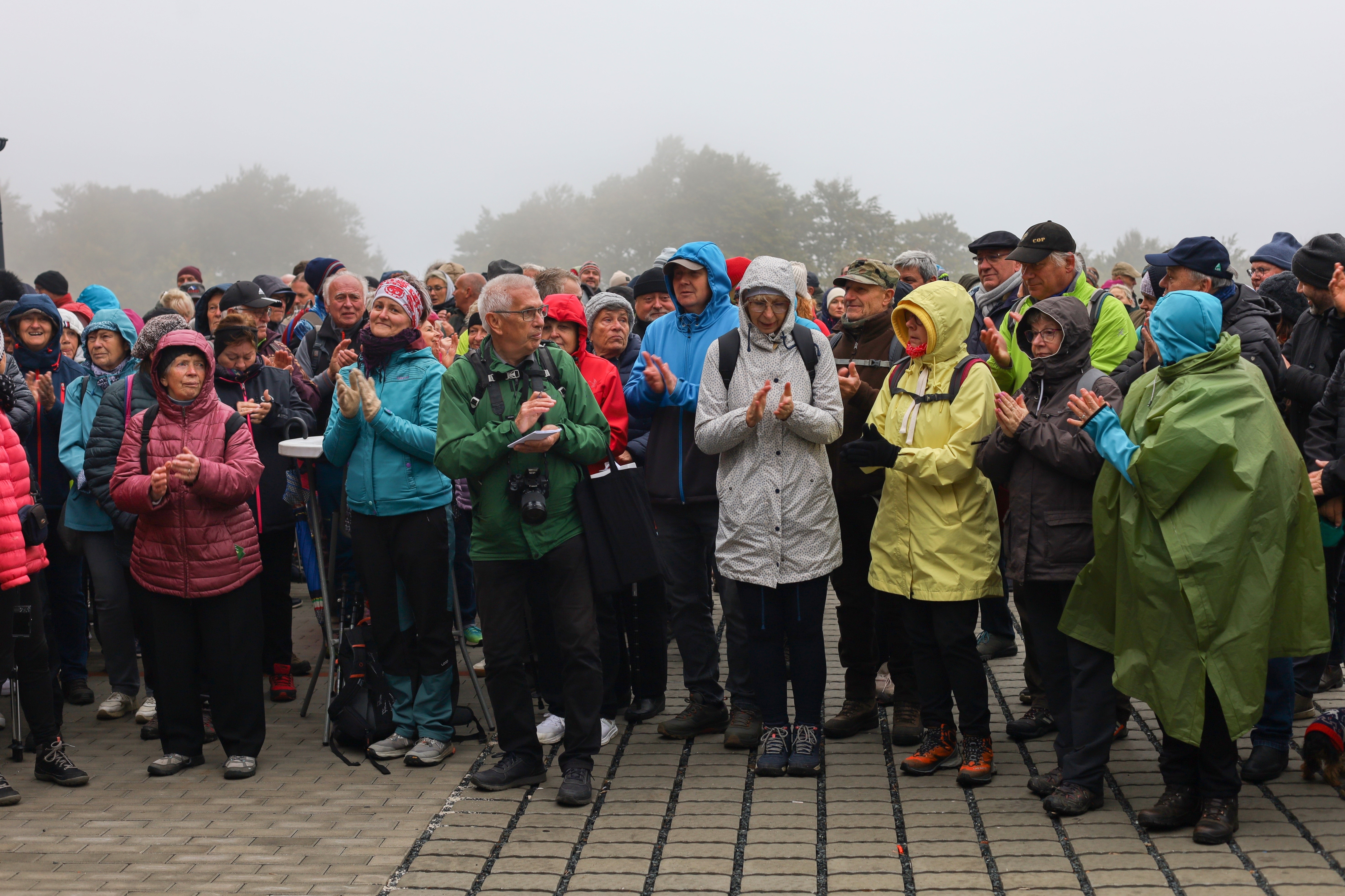 návštěvníci před podiem při slavnostním zahájení akce