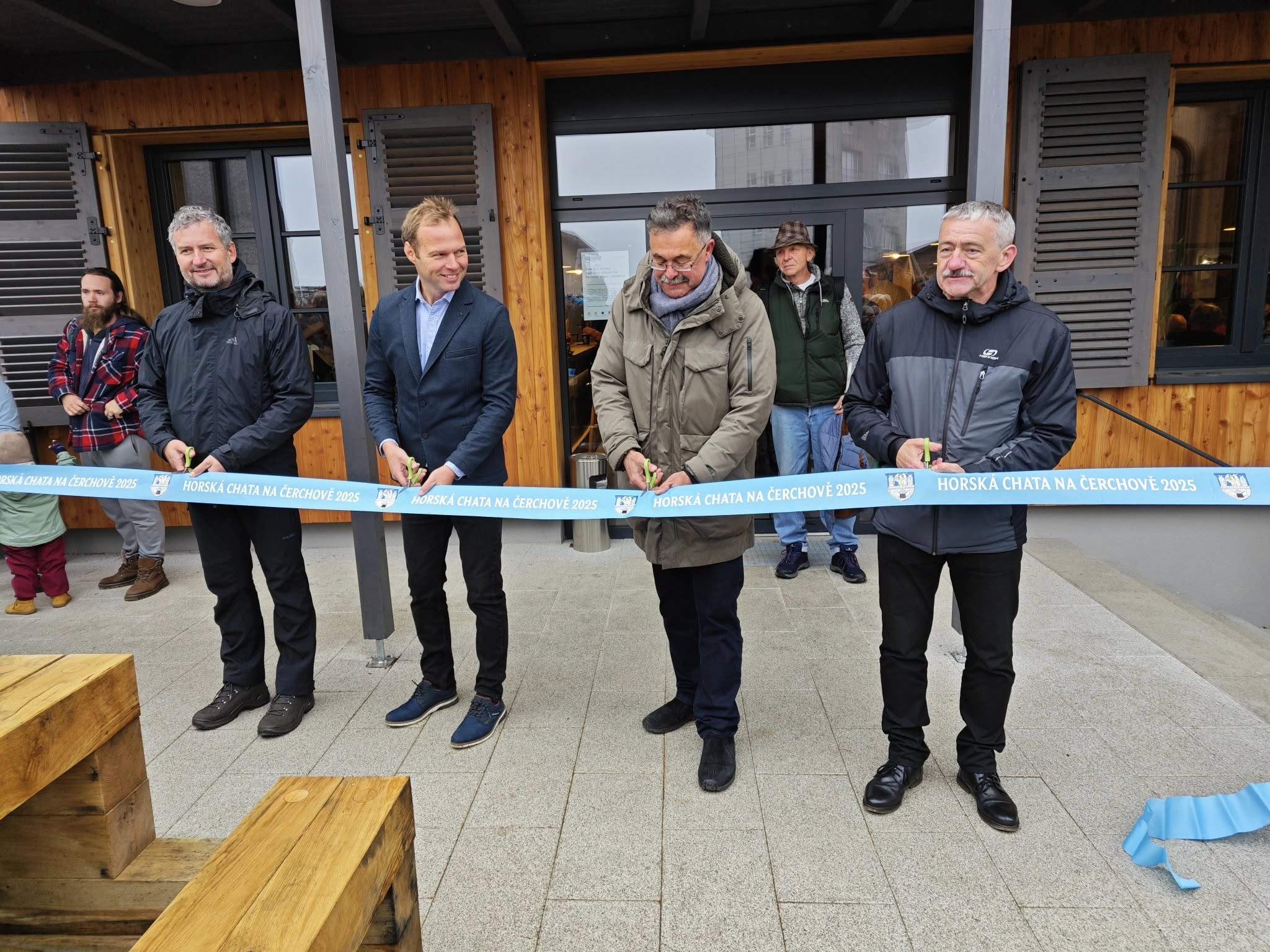 otevření chaty, přestřižení pásky