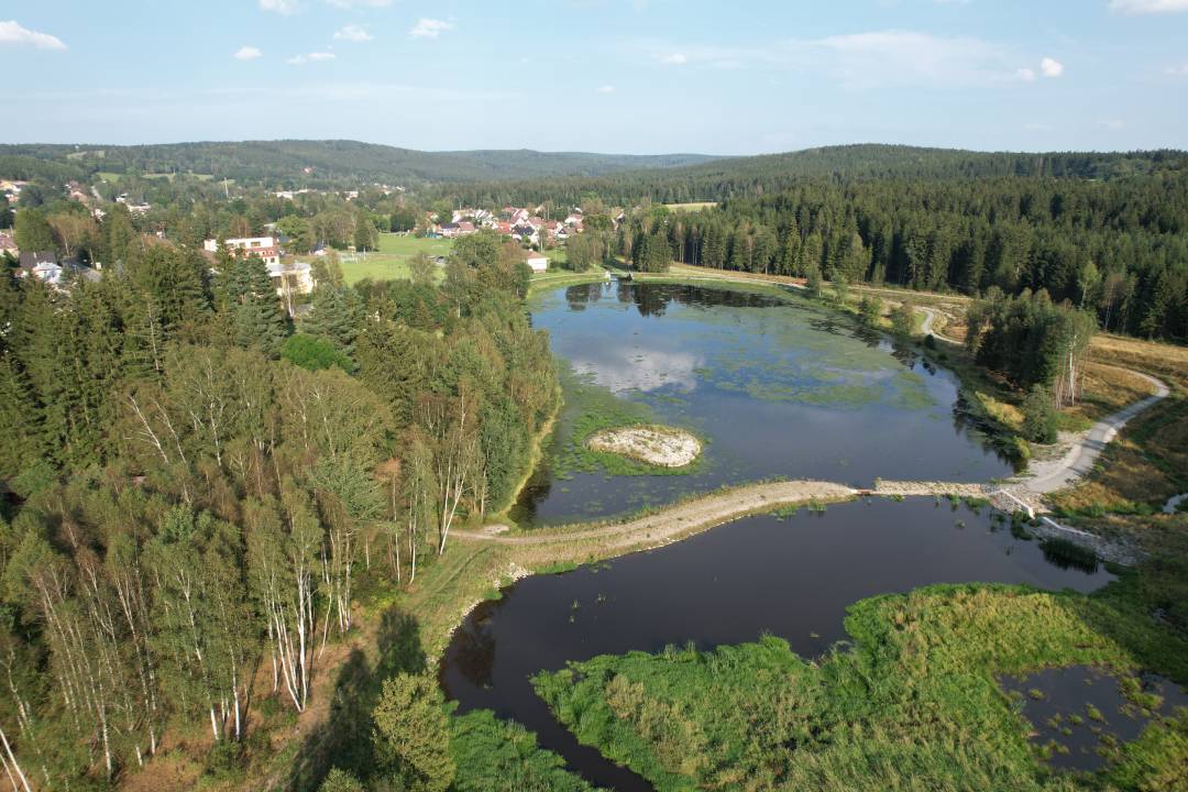 Letecký pohled na revitalizovaný rybník.